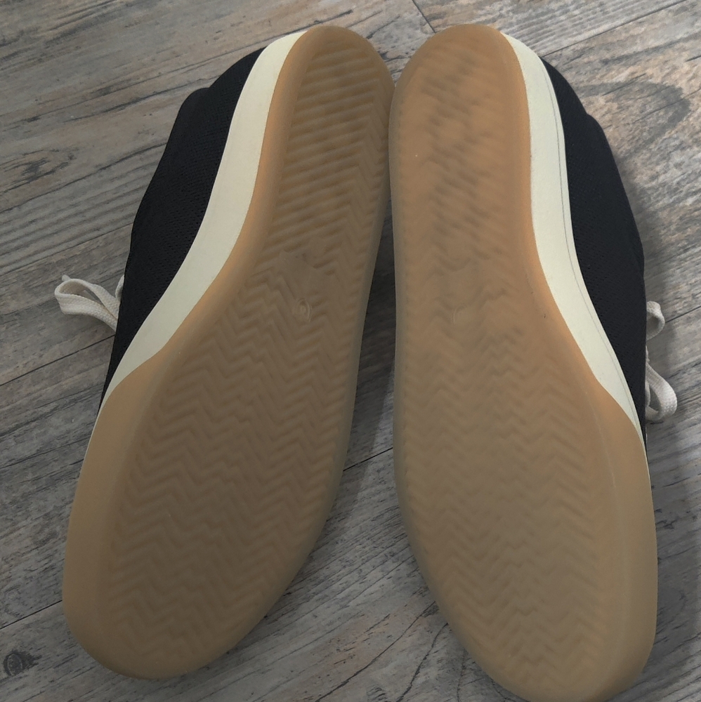 ๐ Rothy's The Lace Up Sneaker Black and Cream Sneakers - Picture 4 of 5